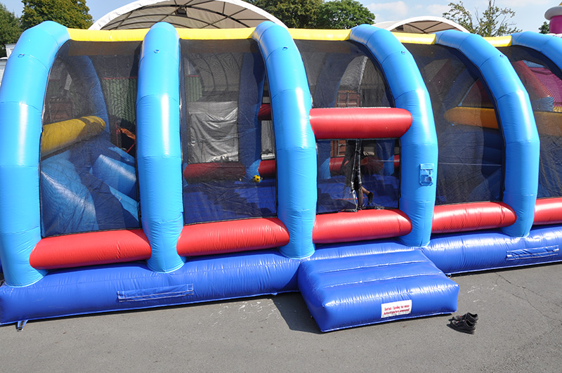 Aufblasbare Bungee-Soccer-Arena in Blau und Rot mit Netzwänden auf einem Platz