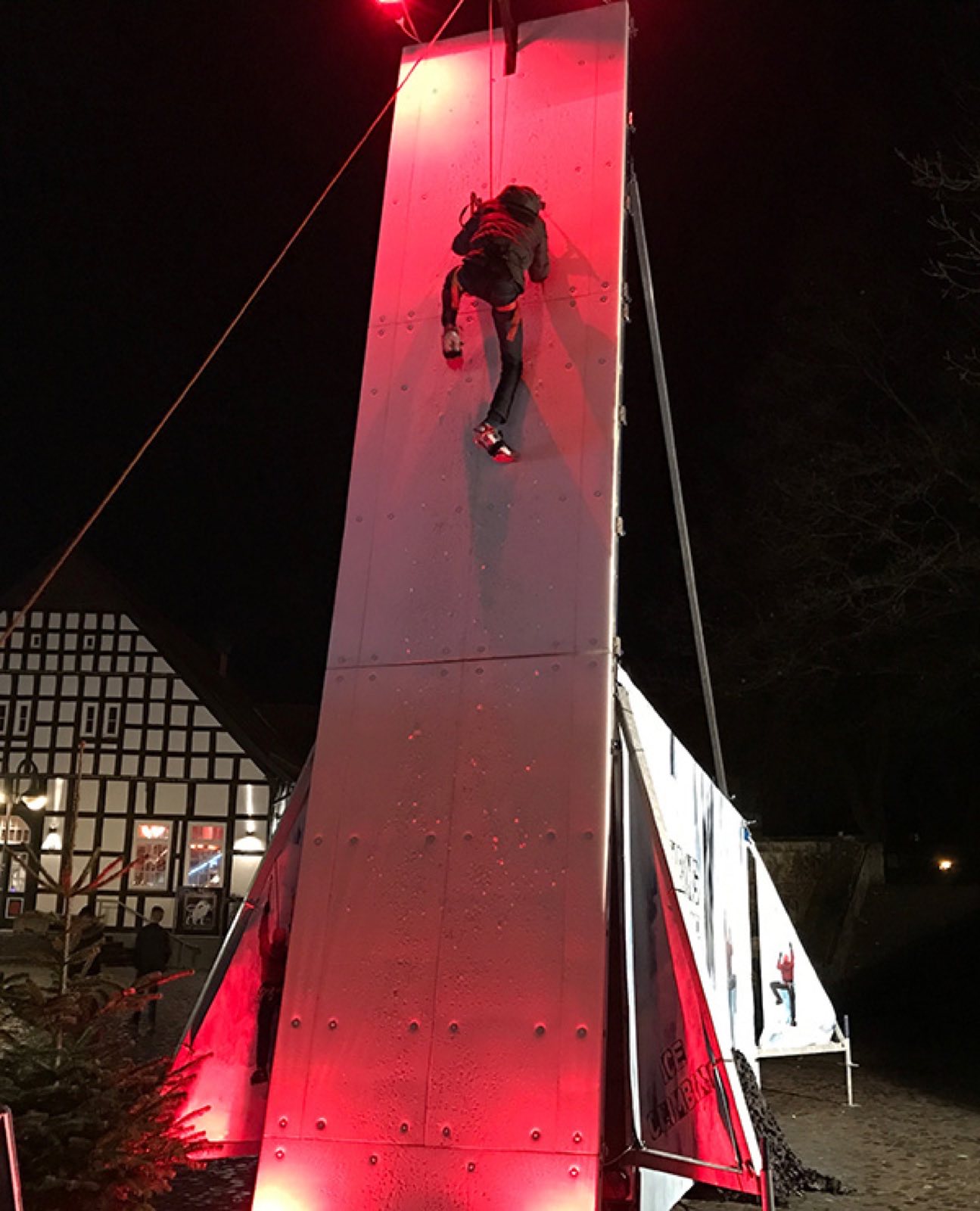 Eiskletterwand / Ice Climbing – Ansicht 2