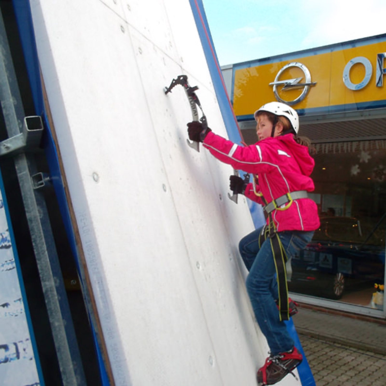 Eiskletterwand / Ice Climbing