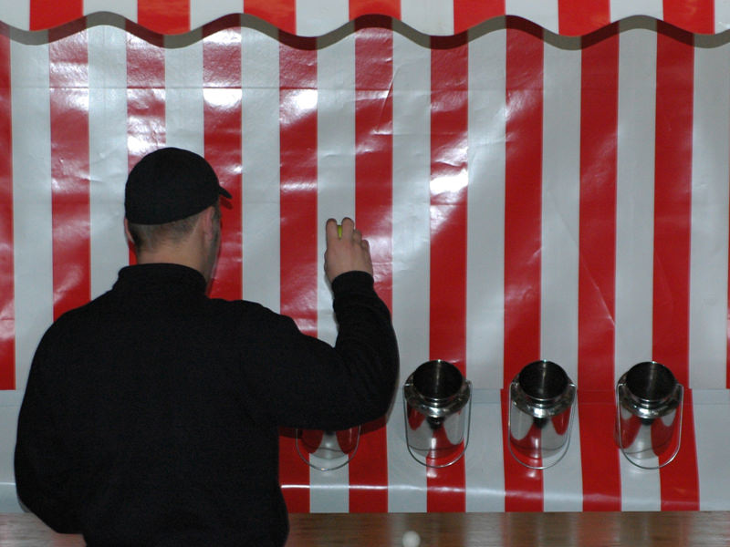 Milchkübelwerfen im Marktstand – Ansicht 3