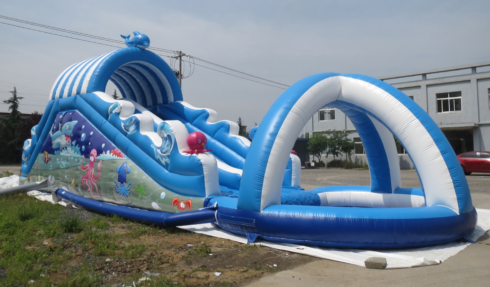 Blaue Wasserrutsche im Meeresdesign mit aufblasbarem Torbogen