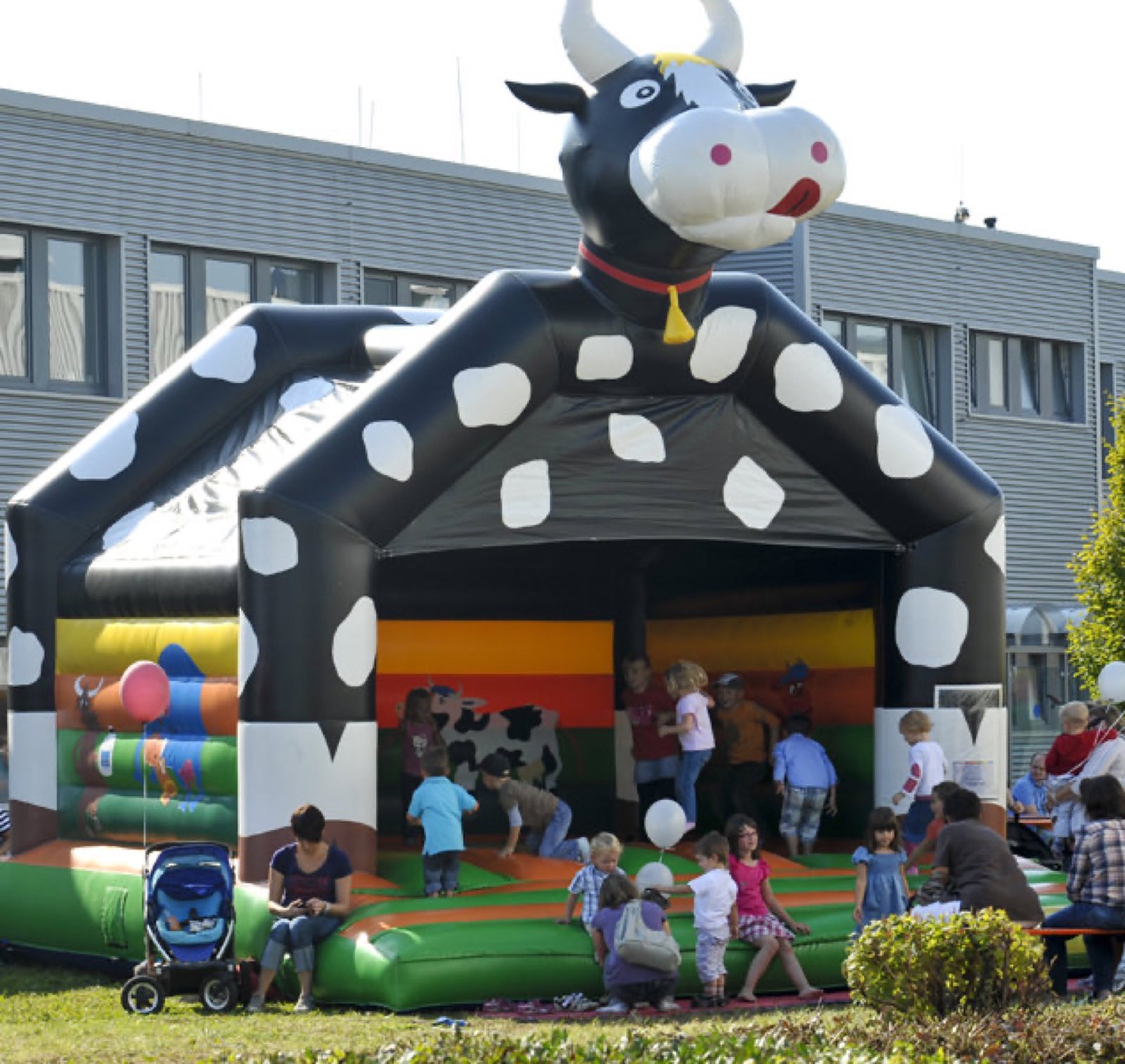 Hüpfburg Kuh
