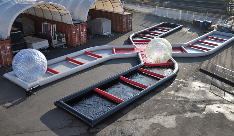 Transparente Zorbkugeln auf der aufblasbaren Rampe der X-Cross-Powerbahn