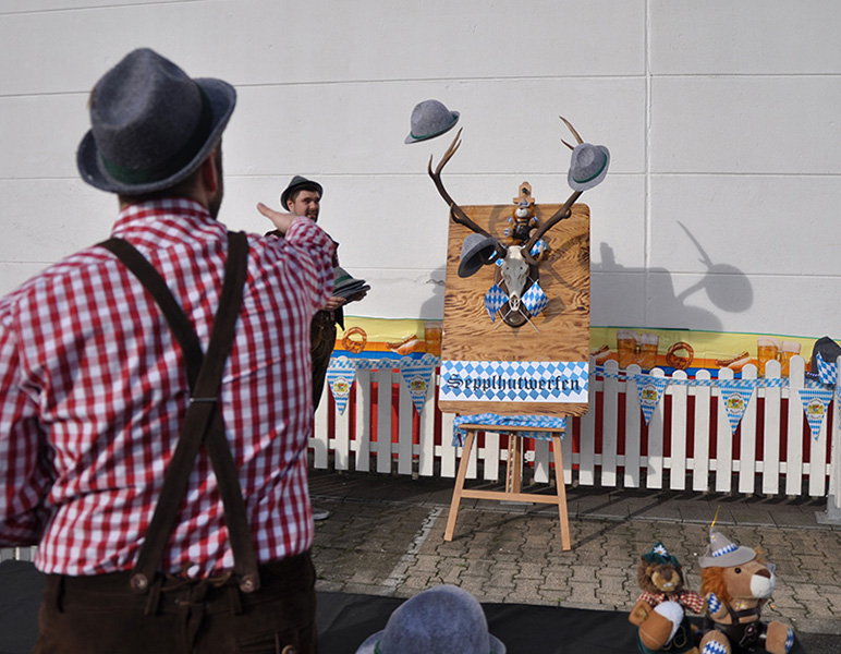 Bavarian Hat Throwing – view 4