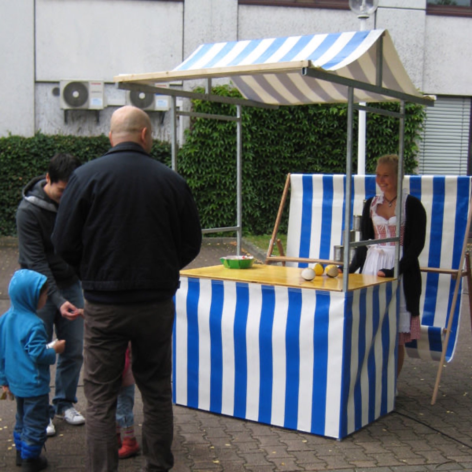 Dosenwerfen im Marktstand – Ansicht 5