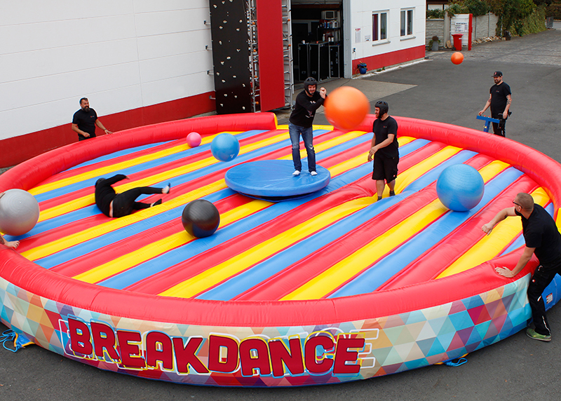 Rundes aufblasbares Wurfspiel „Breakdance“ mit bunten Bällen und mitspielenden Gästen