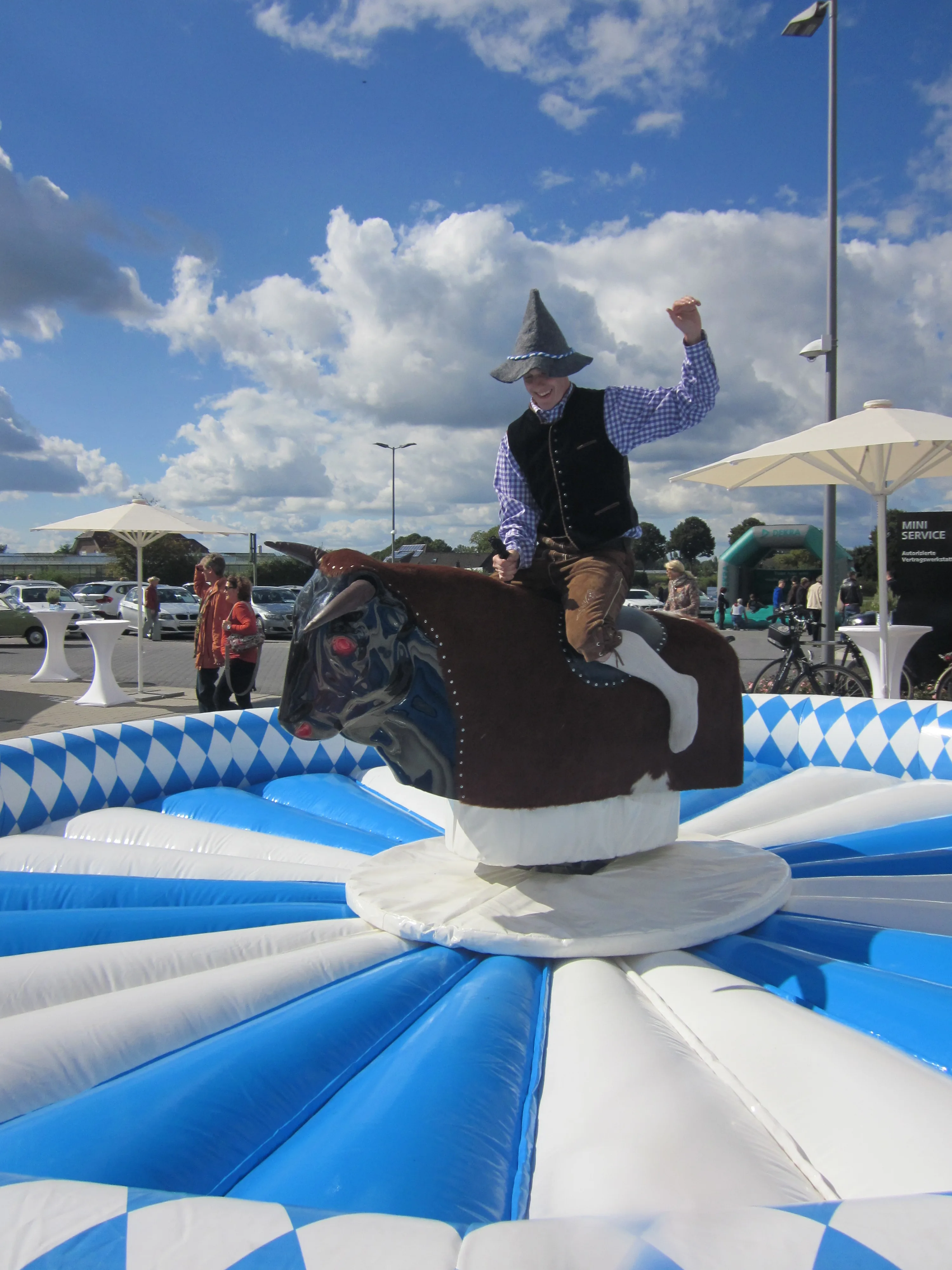 Gast mit Trachtenhut auf dem Bullriding im bayerischen Rautenmuster