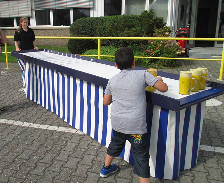 Masskrugschieben – Ansicht 2