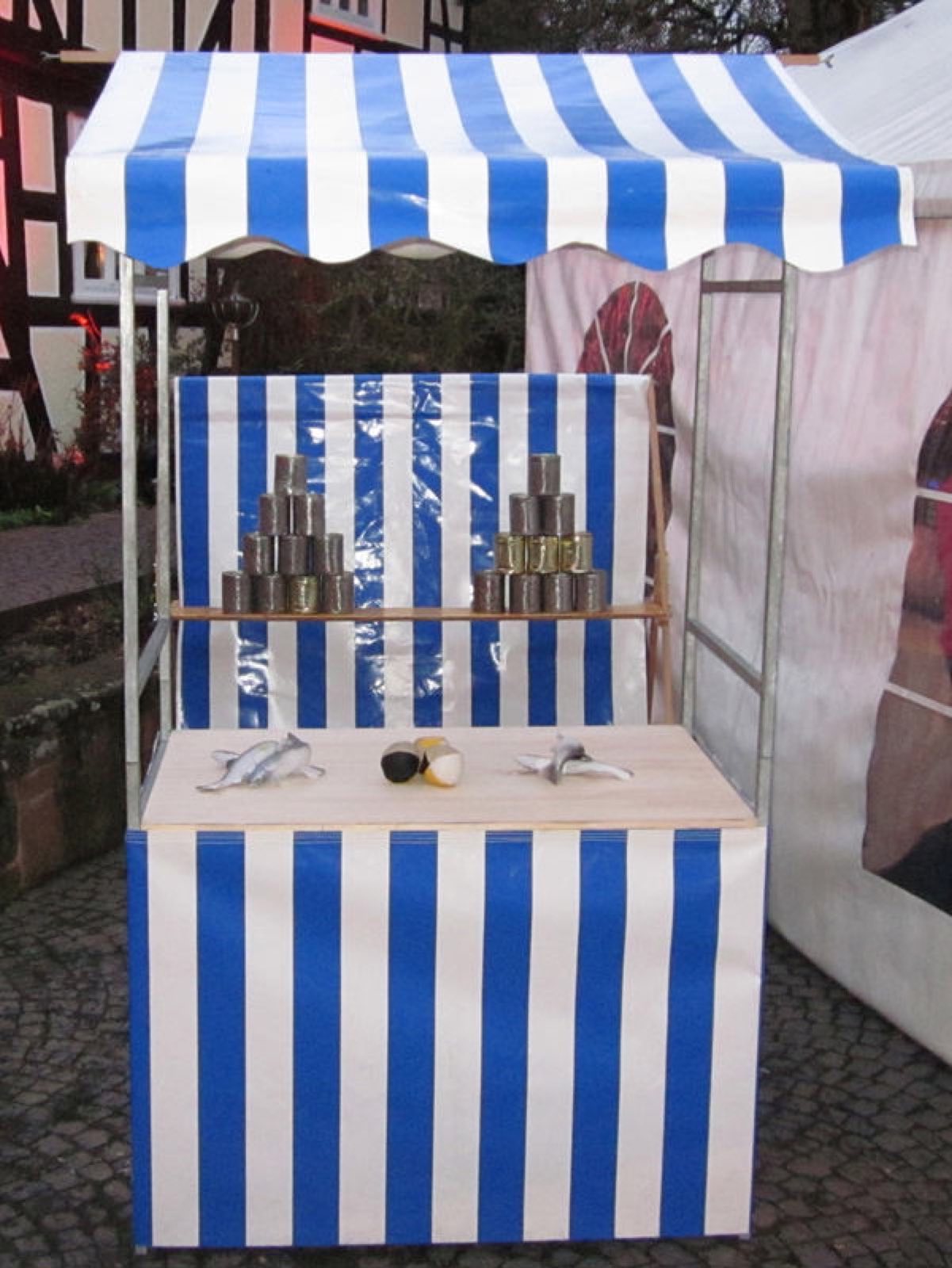 Dosenwerfen im Marktstand