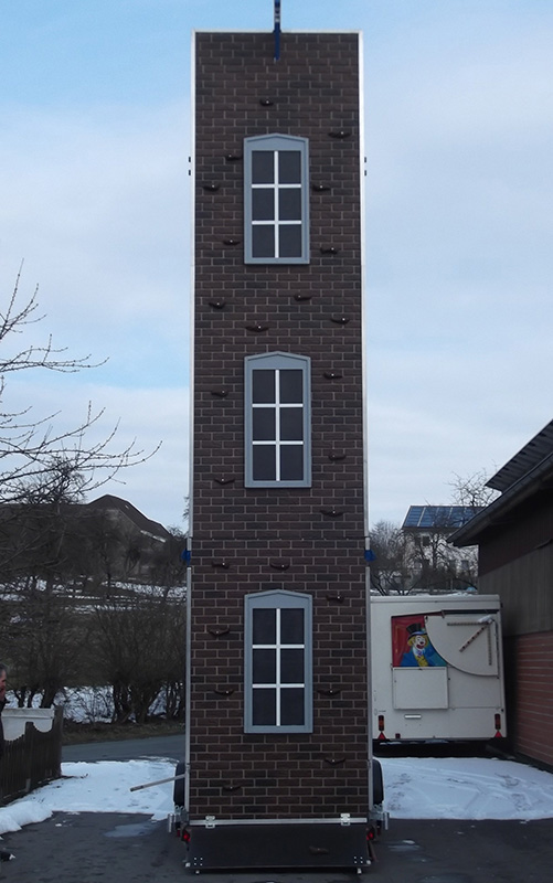 Acht Meter hohe Kletterwand im Design einer Backsteinfassade mit Fenstern