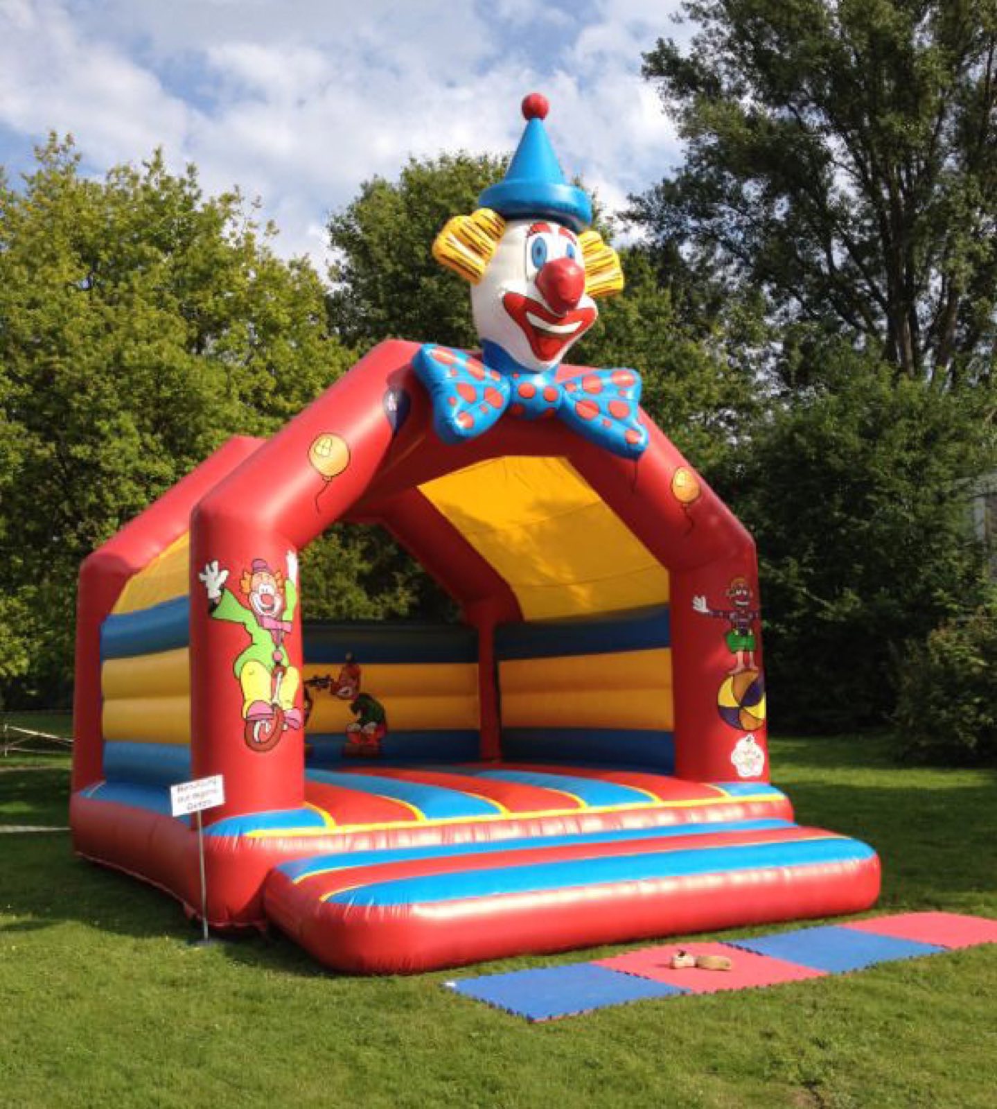 Hüpfburg Clown