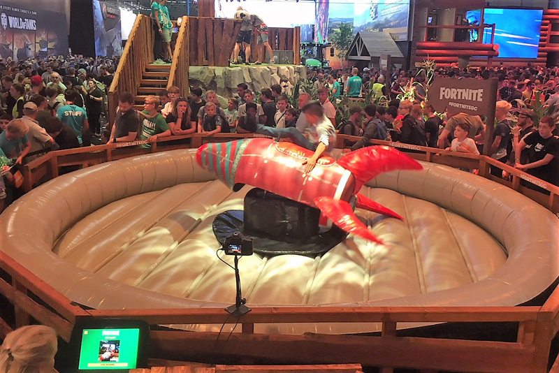 Rodeo-Rakete in einer aufblasbaren Arena vor Publikum auf einem Festivalgelände