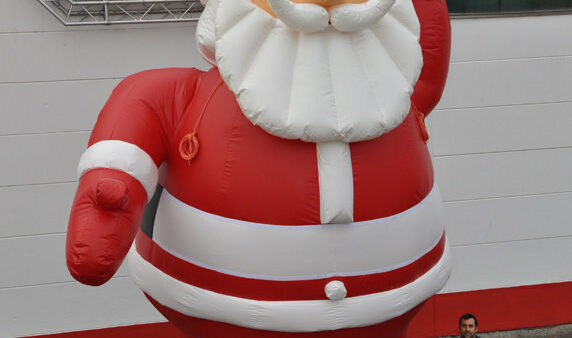 inflatable-santa-claus-mieten