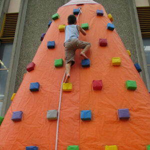 air-kletterberg-kletterturm-aufblasbar