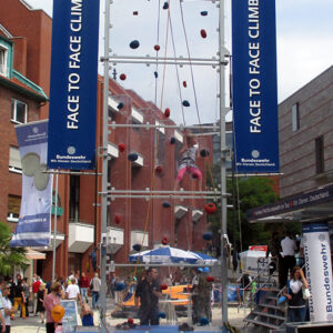 Face_to_Face Kletterturm im Kunden-CI mieten Face_to_Face Kletterturm im Kunden-CI mieten