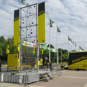 Glaskletterwand mit Branding mieten Glaskletterwand mit Branding mieten