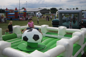 Fussball Rodeo - Bullenreiten auf einem Ball