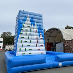 Neue aufblasbare XXL Kletterwand Neue aufblasbare XXL Kletterwand