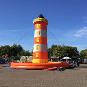 Kletterleuchtturm mit Abspannungen