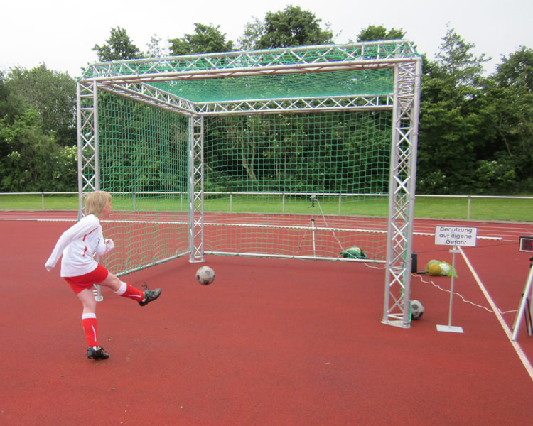 Geschwindigkeitsmessung beim Fussball! Kindergeburtstag feiern! in Hessen -  Echzell, Spielzeug für draussen günstig kaufen, gebraucht oder neu