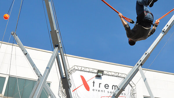 Bungee Soccer Action auf dem Trampolin